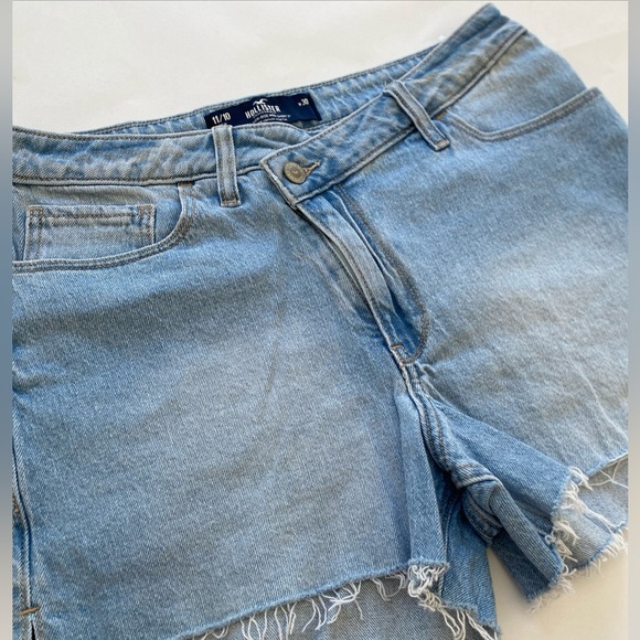 Hollister ultra high-rise mom shorts 3 inch W30” - Picture 2 of 4